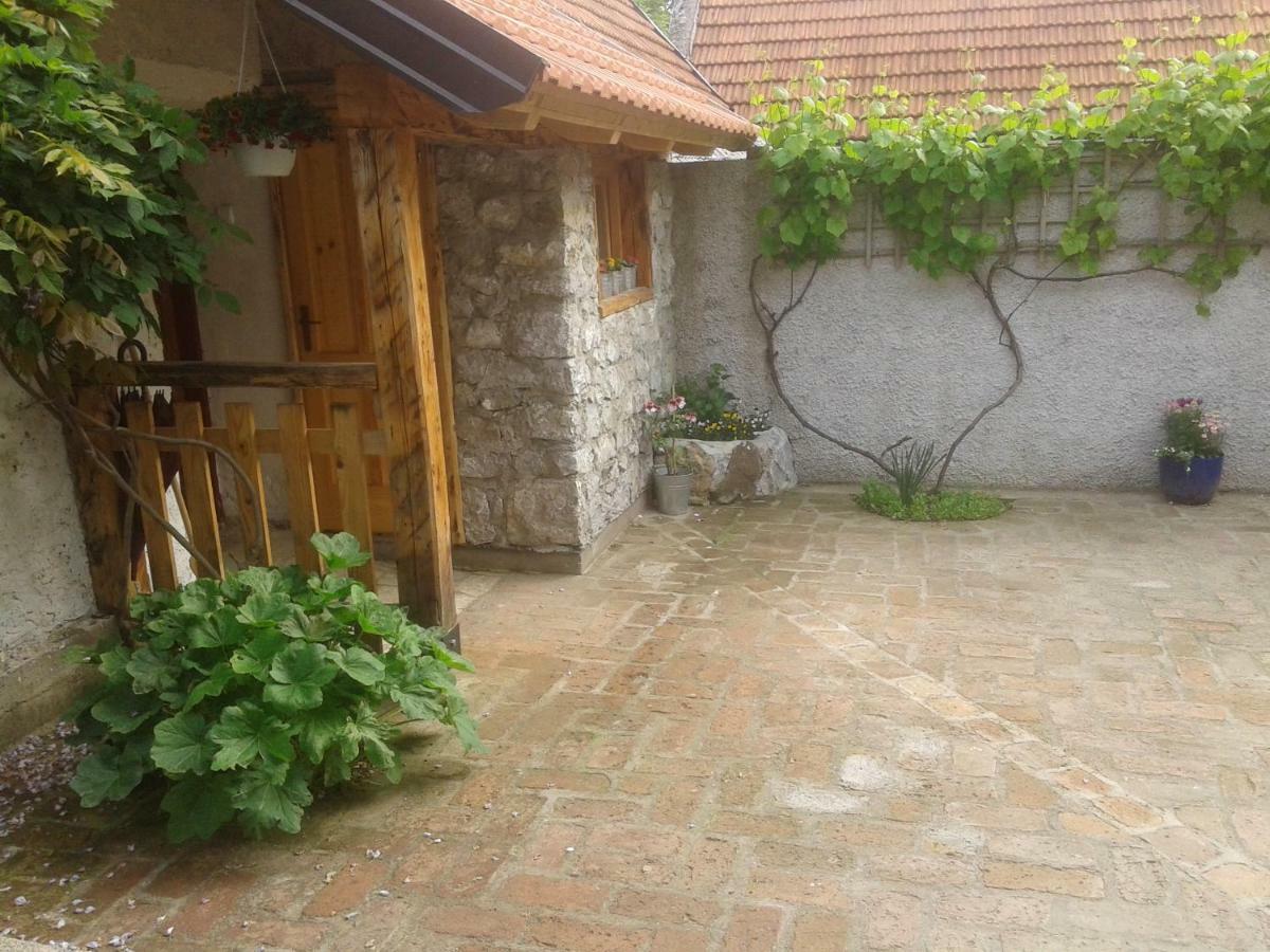 Hotel Latin Plaški Exterior foto